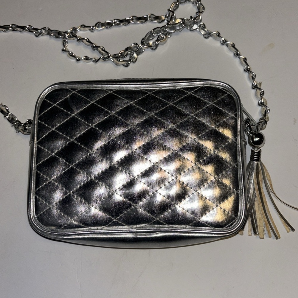 CHATEAU BRAND SILVER QUILTED CROSSBODY BAG WITH TASSEL
SILVER CHAIN STRAP